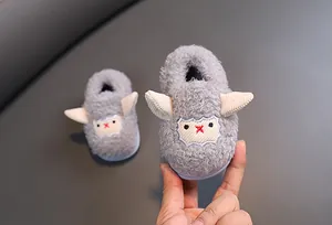 Detalle de lindos patucos de peluche gris para bebé con forro polar suave