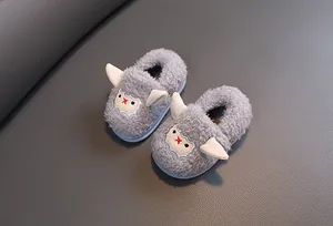 Primer plano de zapatillas de felpa de oveja para bebés con suaves orejas 3D y forro cálido
