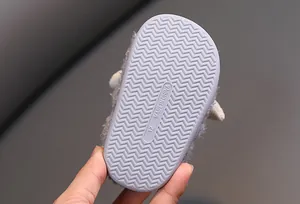 Detalle de la suela de goma antideslizante en zapatillas de forro polar para bebés