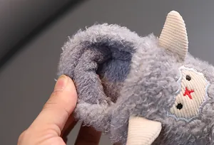 Primer plano de zapatilla de felpa para bebé con forro polar grueso y diseño tierno.