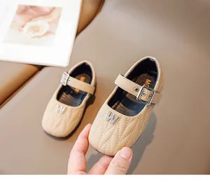 Beige gesteppte Mary Janes aus Leder für Mädchen mit Strass-W und Schnallenriemen