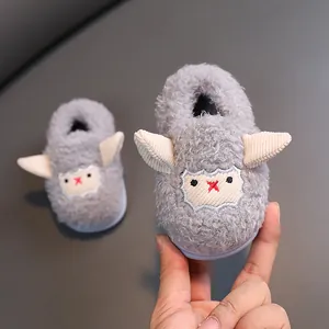 Lindas pantuflas de oveja de peluche para bebé con forro de felpa muy cálido.