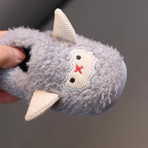 Zapatos de peluche gris para bebés con forro cálido y bordado de dibujos animados