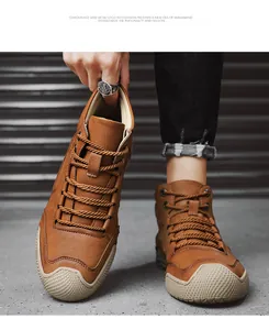 Gros plan de bottes de travail montantes en cuir marron montrant la texture et la semelle