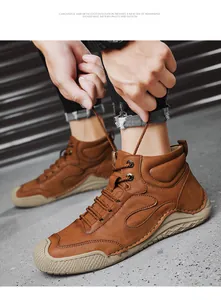 Gros plan de chaussures montantes en cuir marron avec détails cousus main