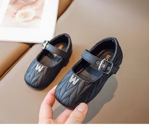 Detailansicht schwarzer Steppleder-Mary Janes für Mädchen mit Strass-W-Verzierung