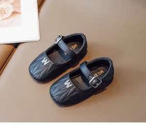 Detailansicht schwarzer Mädchen-Mary-Janes mit Steppmuster und verstellbarer Schnalle