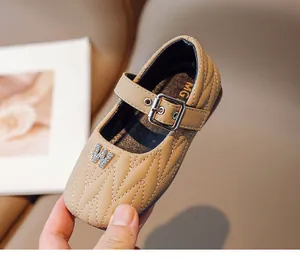 Detailansicht beige gesteppte Mädchen Leder Mary Janes mit Schnalle und Kristall W