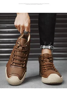 Détail de bottes de travail en cuir marron avec bout en caoutchouc
