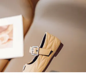 Detailansicht der beigen gesteppten Mädchen Prinzessin Schuhe mit silberner Schnalle