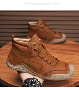 Gros plan de bottines de travail décontractées en cuir marron cousues à la main avec lacets
