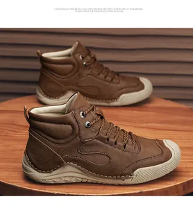 Gros plan de bottines en cuir marron sur la surface d'une table en bois rustique