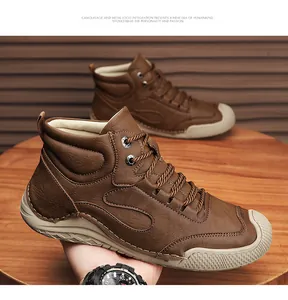 Détail de bottes de travail décontractées en cuir marron cousues à la main pour hommes