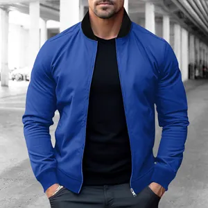 Detalle de una chaqueta bomber informal azul real para hombre con cuello alto y cremallera