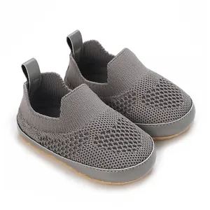 Primo piano di scarpe da camminata per neonati in rete grigia con suole flessibili
