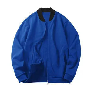 Vista detallada de una chaqueta bomber azul para hombre con cuello negro y cierre.