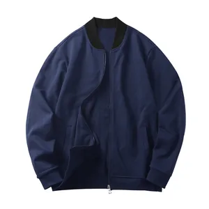 Vista frontal de chaqueta bomber azul marino para hombre con cuello negro y cremallera.