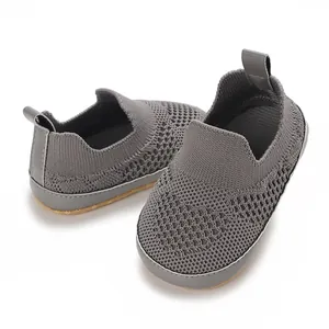 Vista dettagliata delle scarpe da bambino in maglia grigia traspirante con suola morbida