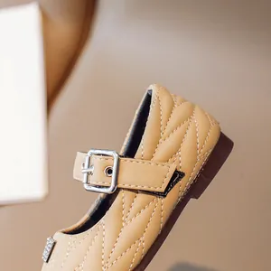 Elegante beige gesteppte Mädchen Mary Janes aus Leder mit Silberschnalle und weicher Sohle.