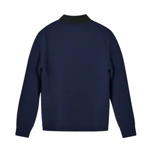Vista trasera de una chaqueta sudadera para hombre azul marino con cuello alto y dobladillo