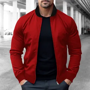 Chaqueta bomber roja elegante para hombre con cuello alto negro y cremallera delantera.