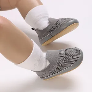 Vista dettagliata di scarpe da camminata per neonati in maglia grigia traspirante e morbida