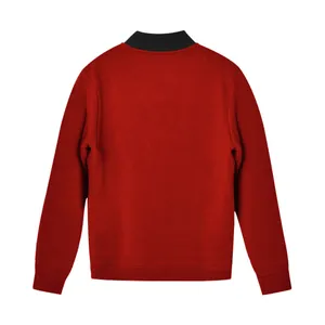 Vista trasera de chaqueta casual roja para hombre con cuello alto negro
