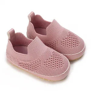 Vista dettagliata delle scarpe da passeggio rosa in mesh traspirante per neonati con suola morbida