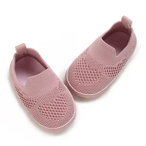 Dettaglio di scarpe da passeggio per neonati in mesh rosa con suole morbide e comode