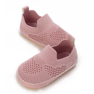 Dettaglio ravvicinato di scarpe primi passi in maglia rosa traspirante per neonati e piccoli