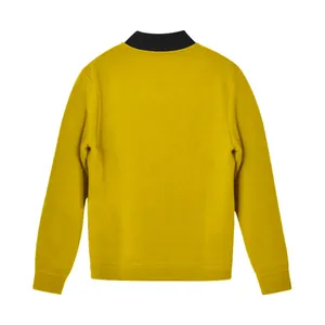 Vista posterior detallada de una chaqueta casual amarilla para hombre con cuello alto