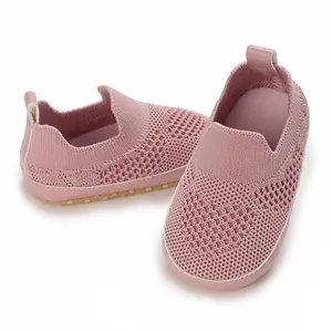 Vista dettagliata di scarpine neonato in mesh rosa con suole morbide e traspiranti per bimbi.