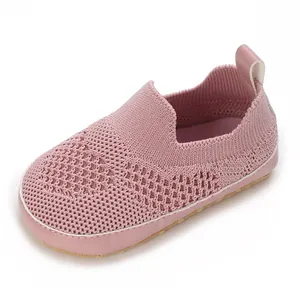 Primo piano della trama in mesh rosa e della suola flessibile di queste scarpe per primi passi