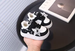 Warm winter sneakers for children with star detail and fuzzy lining for toddlers