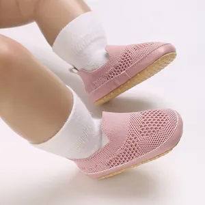 Vista dettagliata delle scarpe da passeggio per neonati in rete rosa traspirante con suola morbida