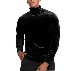 Detalle de cuello alto de terciopelo negro para hombre con textura de tela premium.