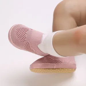 Scarpine neonato in mesh rosa traspirante con suole morbide in gomma antiscivolo