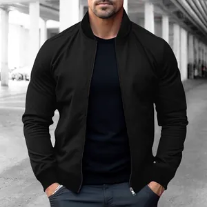 Vista detallada de una chaqueta bomber negra para hombre con cuello alto y cierre de cremallera