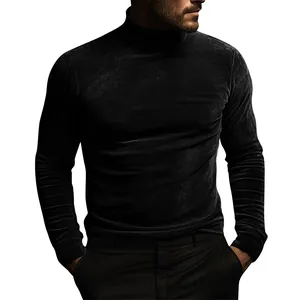 Detalle de una camiseta de manga larga con cuello alto para hombre, en color negro y entallada.
