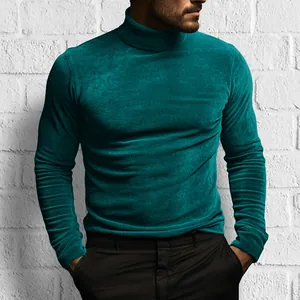 Primer plano de un jersey de cuello alto para hombre en tejido azul cerceta.