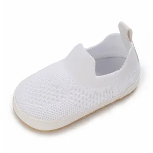 Vista dettagliata delle scarpe primi passi in maglia bianca traspirante per neonati
