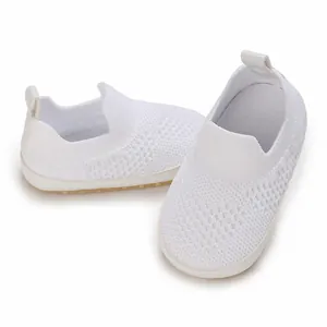 Primo piano dettagliato di scarpe da passeggio per neonati in rete bianca con suole morbide