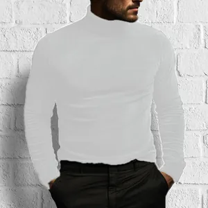 Vista detallada de camiseta blanca de manga larga y cuello alto para hombre en pared