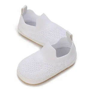Vista dettagliata di scarpine da neonato in maglia bianca con suola morbida e flessibile