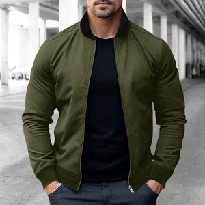 Detalle de chaqueta bomber verde militar con cuello alto y puños acanalados para hombre.