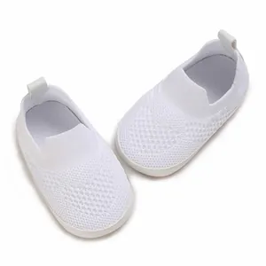 Dettaglio di scarpe da camminata per neonati in mesh bianco traspirante con suola morbida
