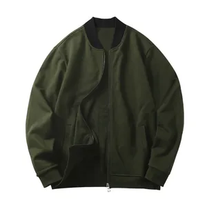 Detalle de sudadera con cremallera para hombre en verde oliva y cuello acanalado negro. Casual.