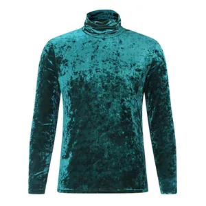 Primer plano de la textura de una camiseta de cuello alto de terciopelo verde para hombre
