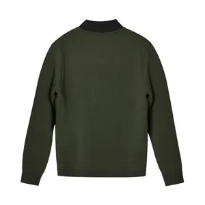Vista trasera de chaqueta sudadera para hombre verde militar de manga larga con cuello alto