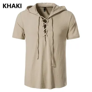 Κοντινό πλάνο χακί ανδρικού T-shirt με κουκούλα από βαμβακερό λινό ύφασμα